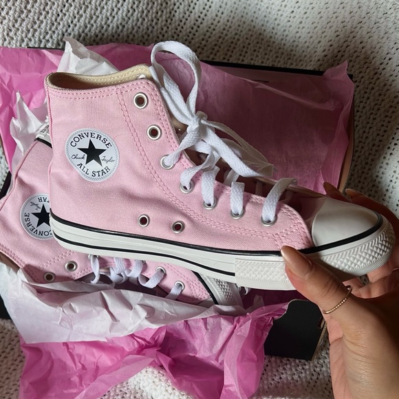 NWT Pink Hello Kitty Cinnamoroll Converse - Picture 3 of 5